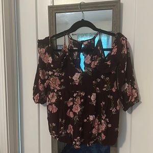 American Eagle beautiful burgundy floral top size small!
